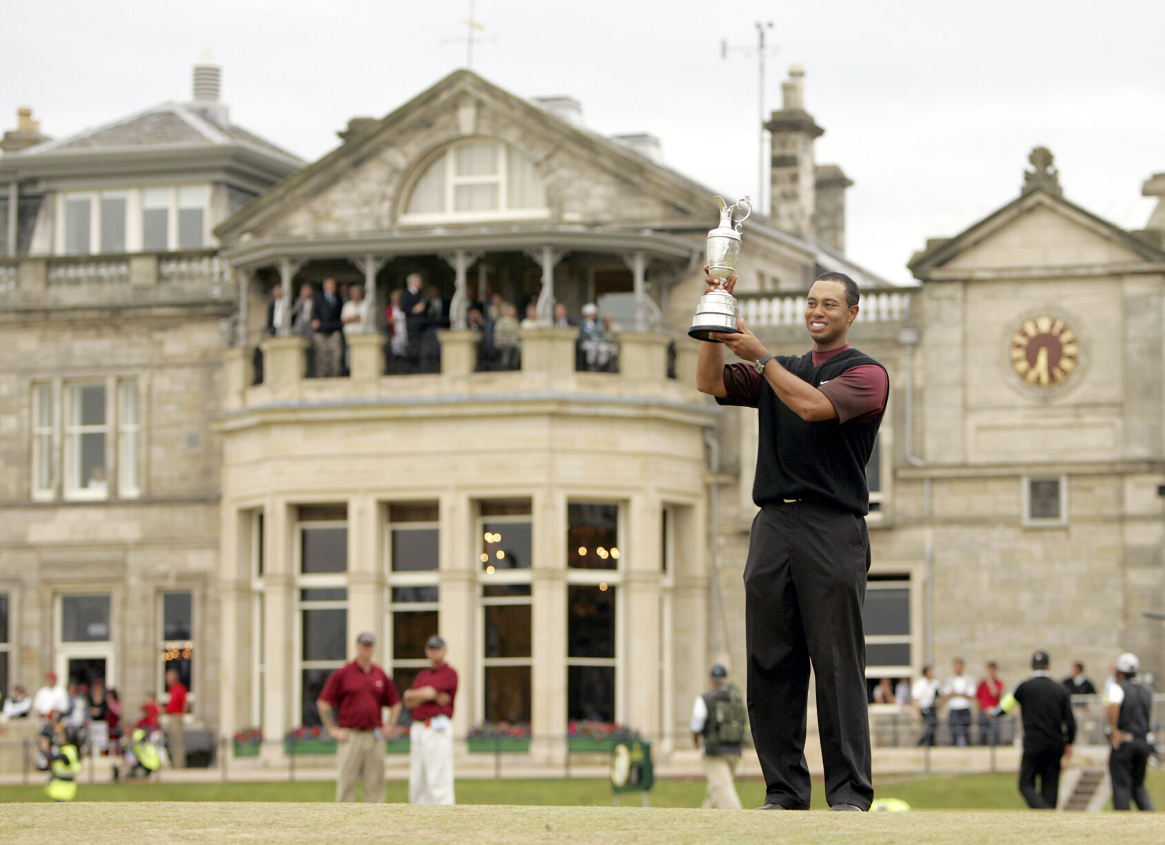 2005: Tiger Woods wins British Open for 10th career major